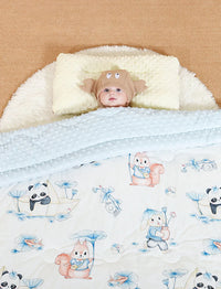 Two-sided quilted 120x150 cm nap blanket with raised dots on one side and animal print on the other.