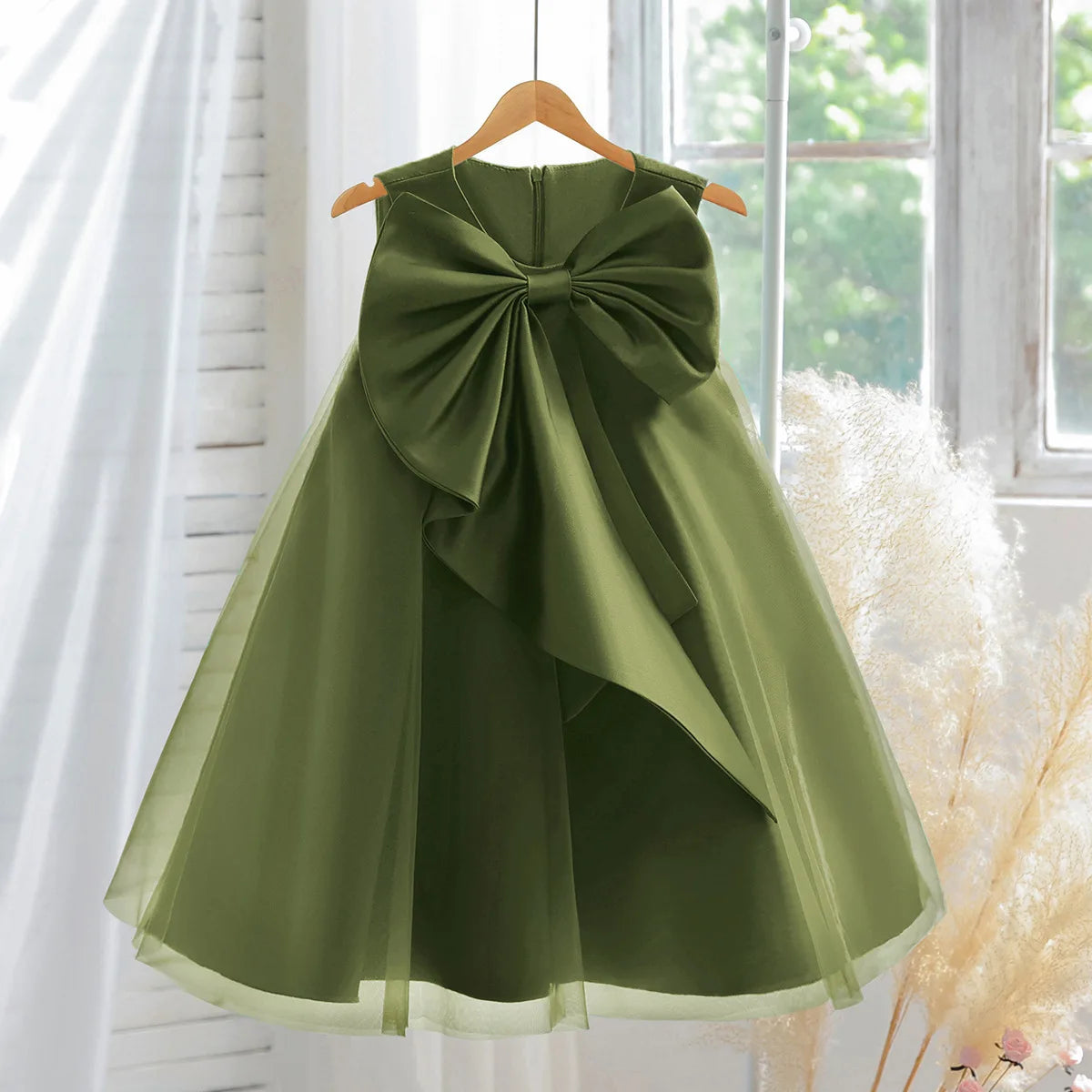 Olive-green Sari-Elle party dress with a large bow and layered tulle for girls aged 4–6.
