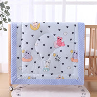 Winter muslin quilt for children, square 95x95 cm, two-sided with raised dots and cute animal pattern.