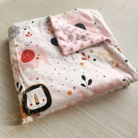 Two-sided children's minky blanket with cute pastel prints and raised dot texture, 100x75 cm.