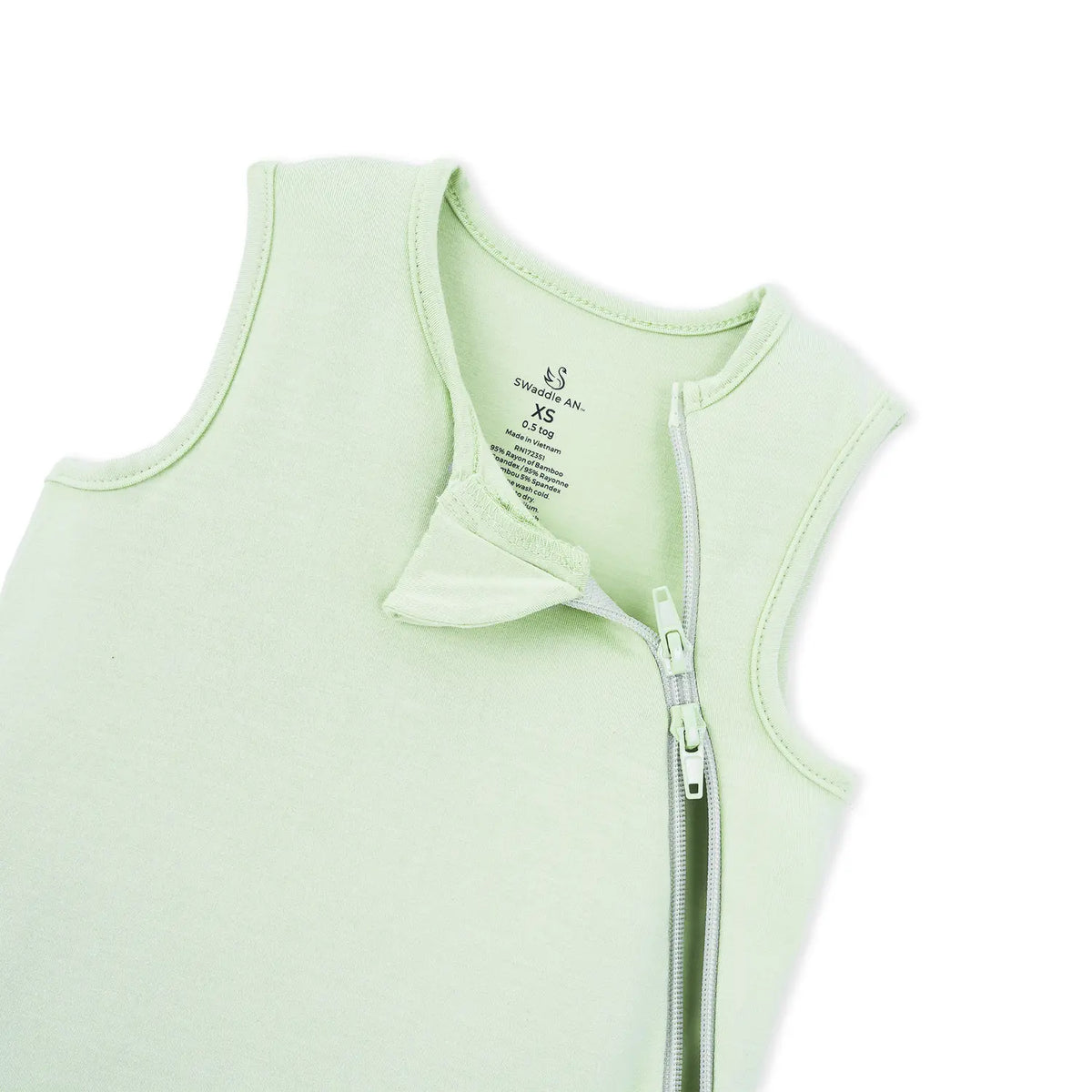 Close-up of neck label showing 0.5 tog rating and 95% bamboo viscose composition