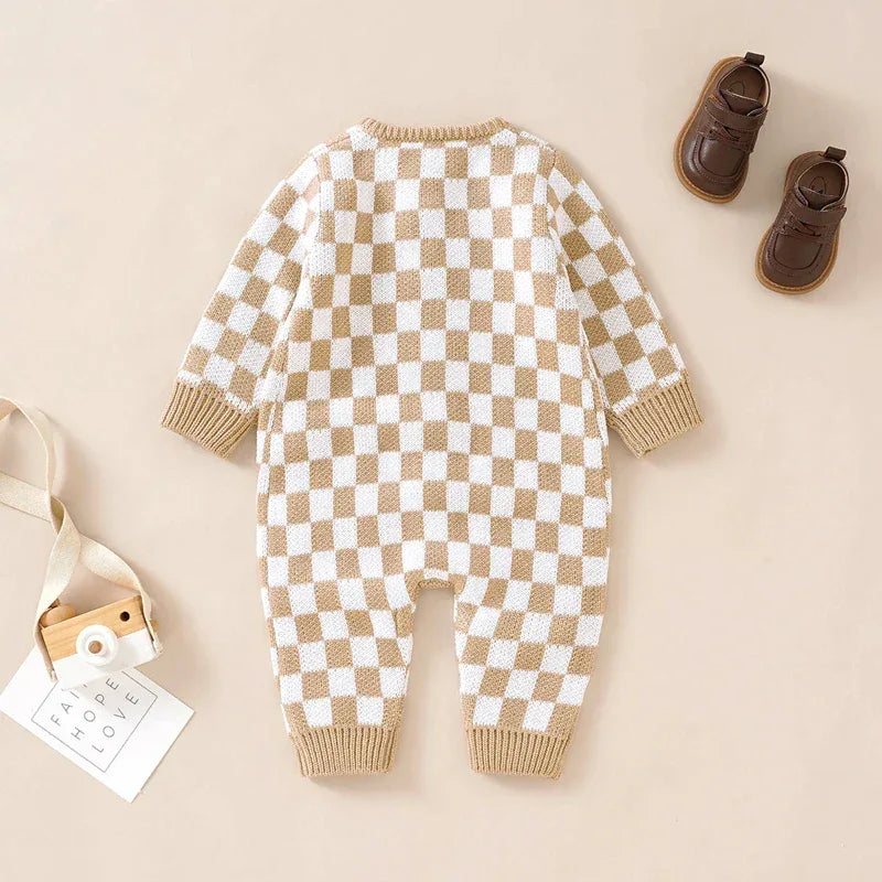 Beige and white checkered baby romper for infants with long sleeves and ribbed cuffs