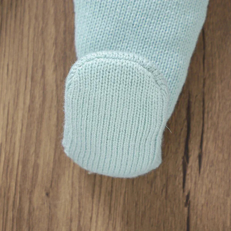 Light blue knitted baby outfit set foot detail for newborns with soft ribbed knit fabric